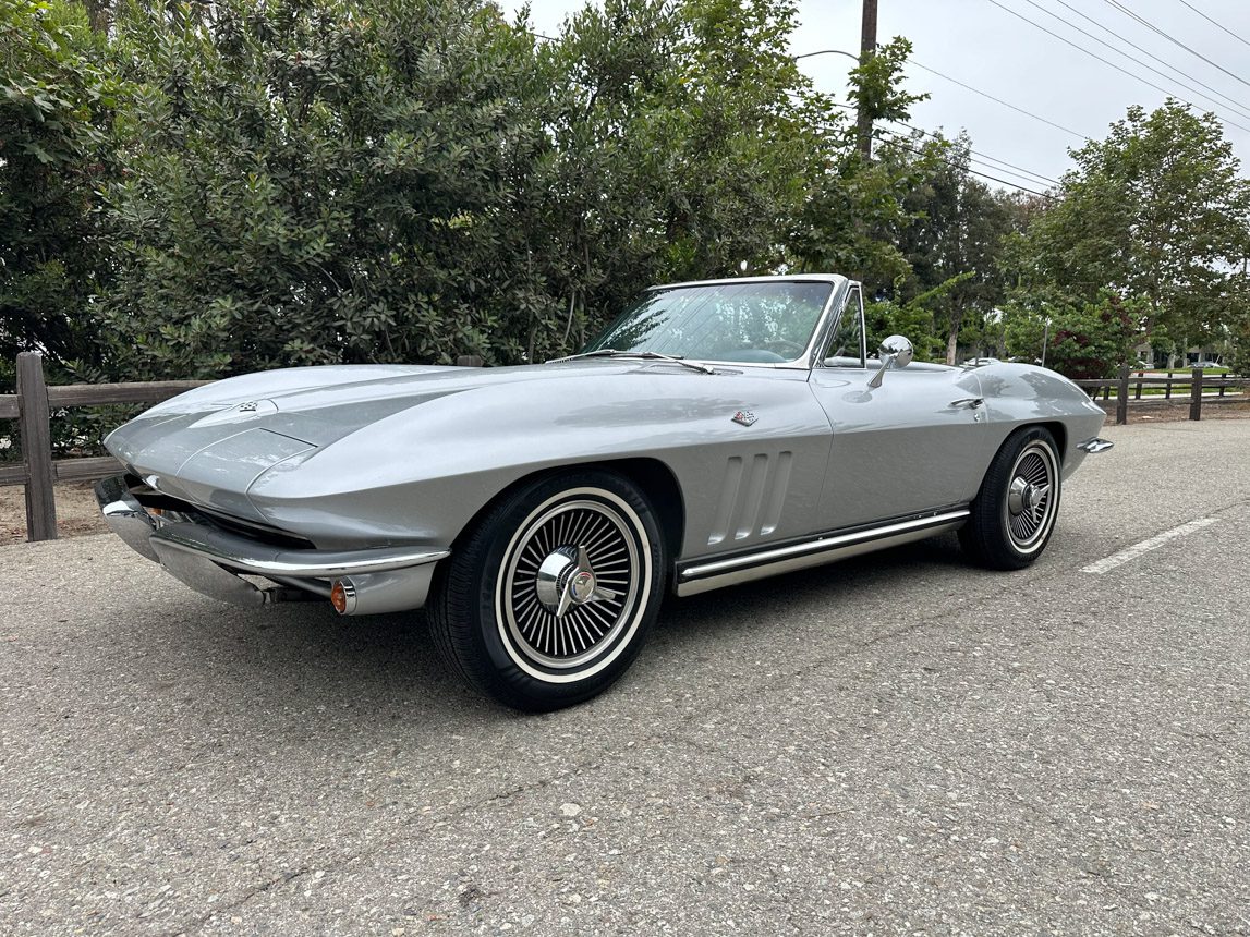 1965 Silver Corvette 7714