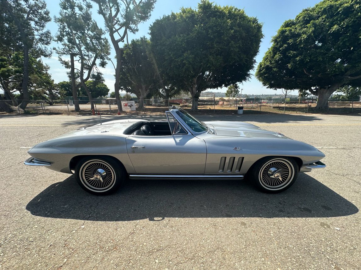 1965 Silver Corvette 8849