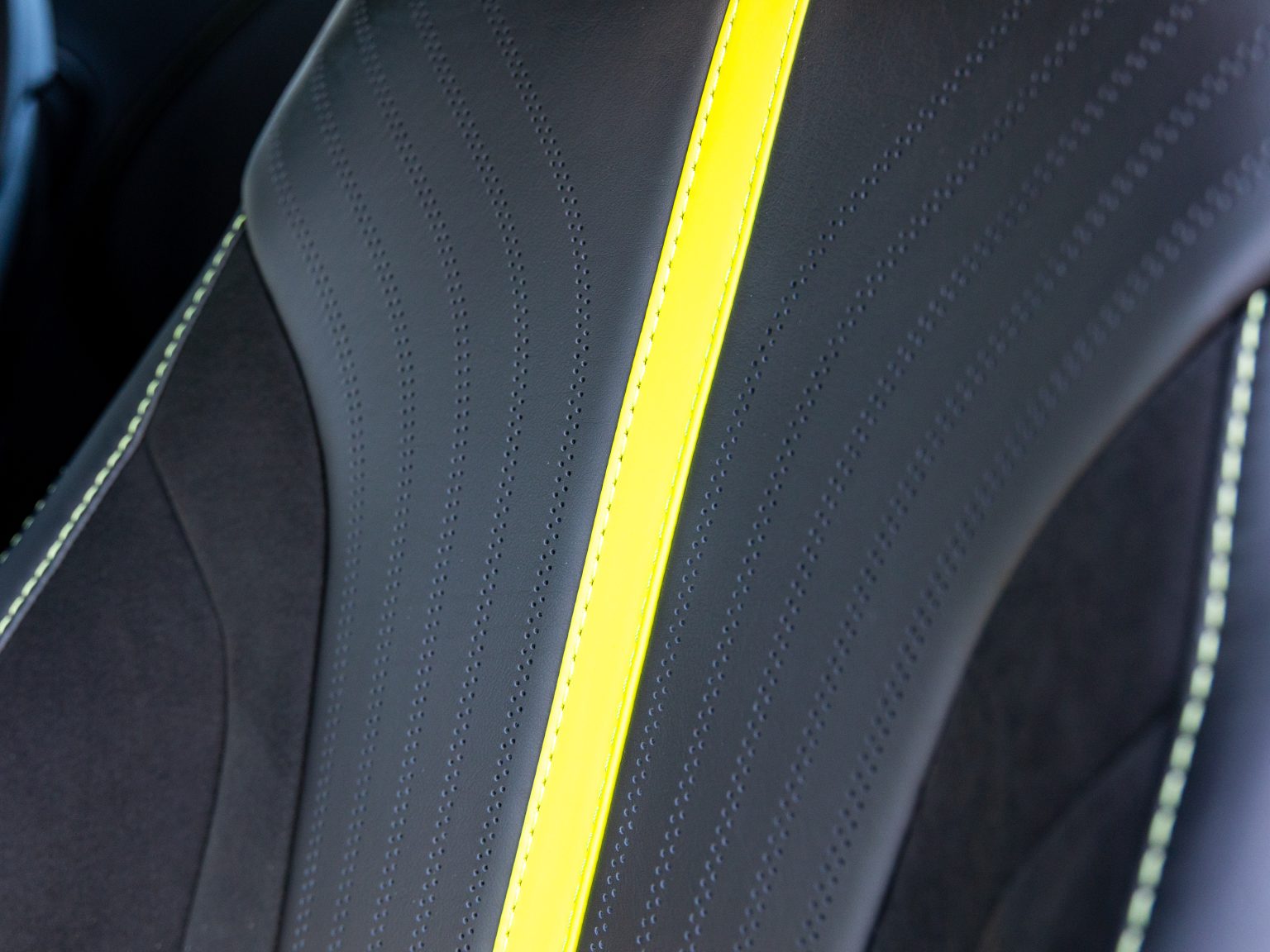 3 25 Aston DB11 (76 of 112)