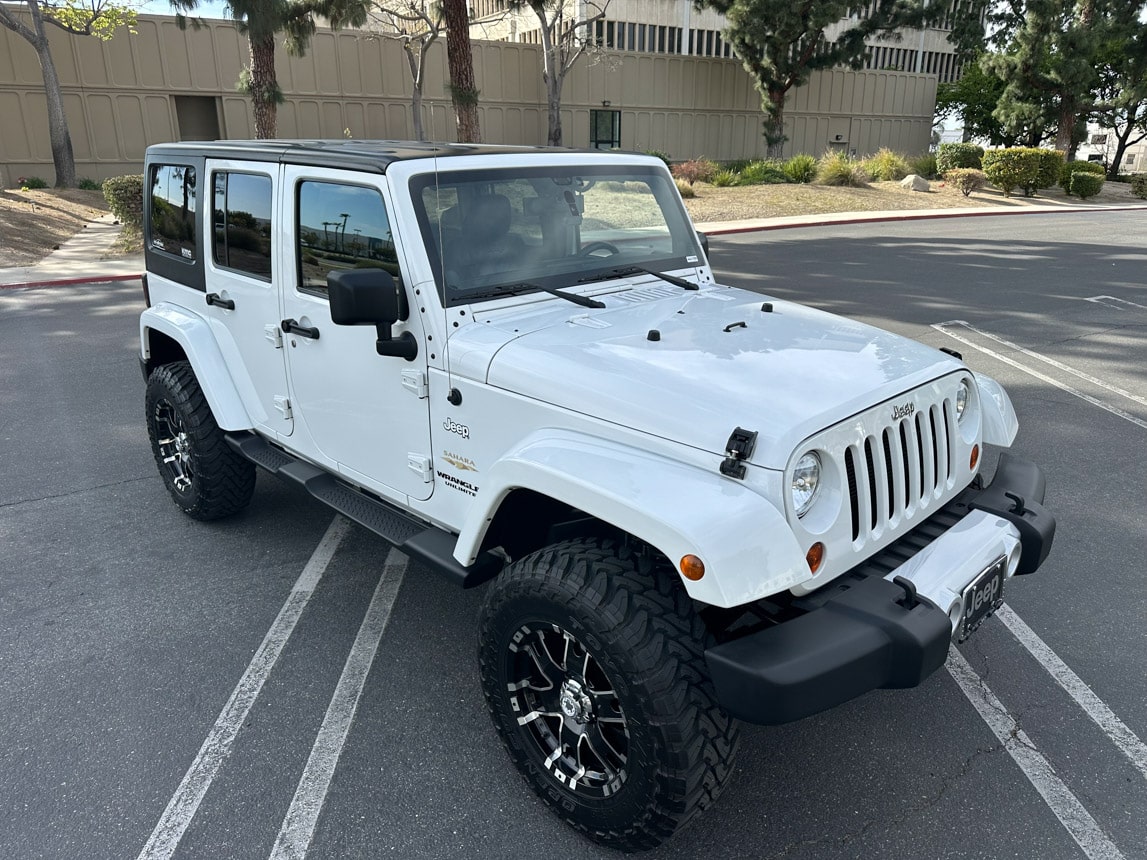 2018 White Jeep Sahara 3268
