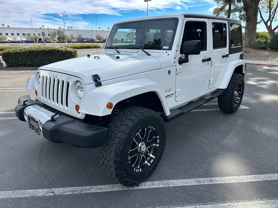 2018 White Jeep Sahara 3270