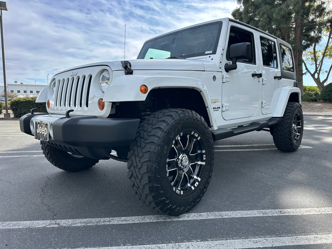 2018 White Jeep Sahara 3271