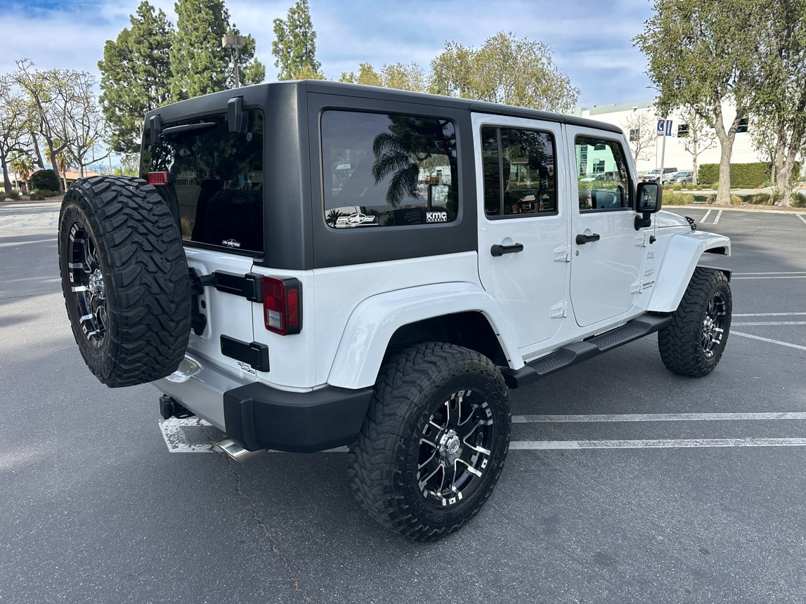 2018 White Jeep Sahara 3275