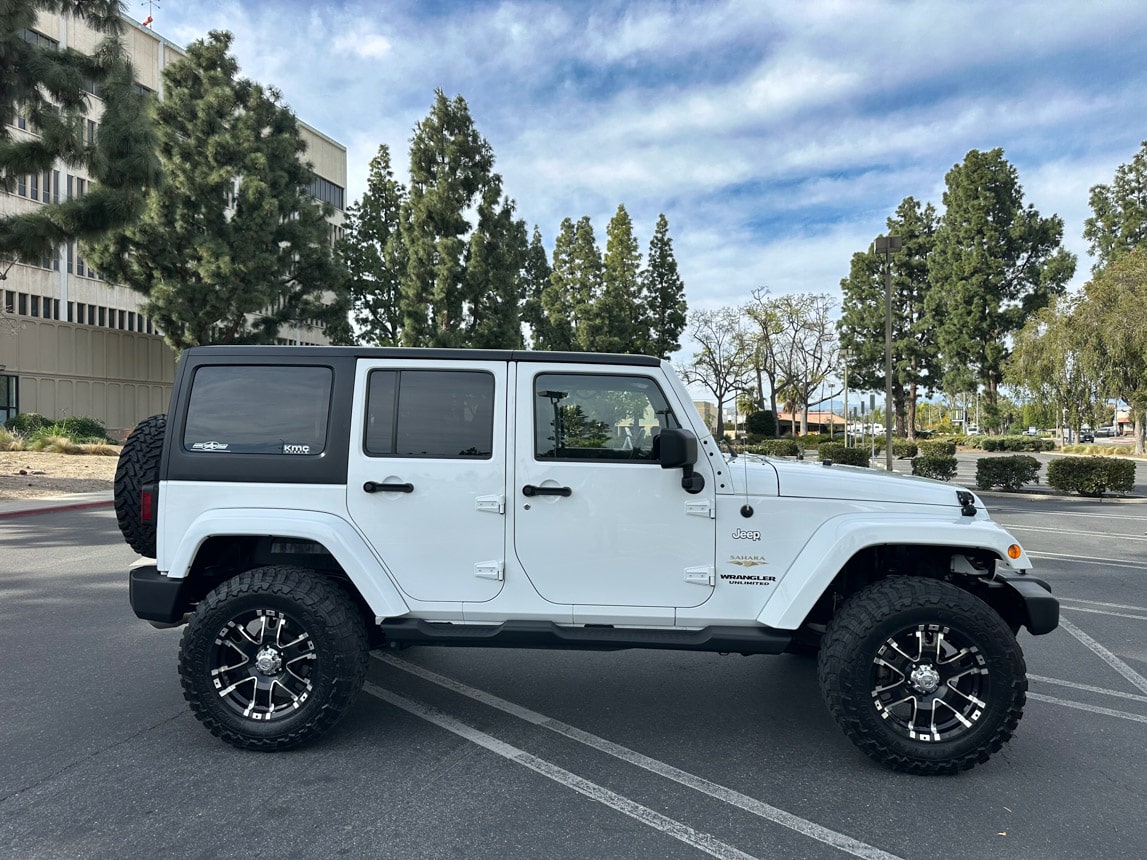 2018 White Jeep Sahara 3276