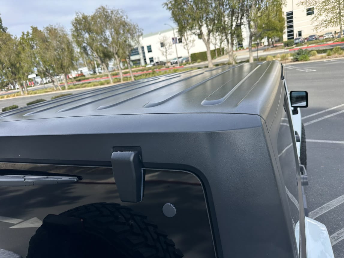 2018 White Jeep Sahara 3280