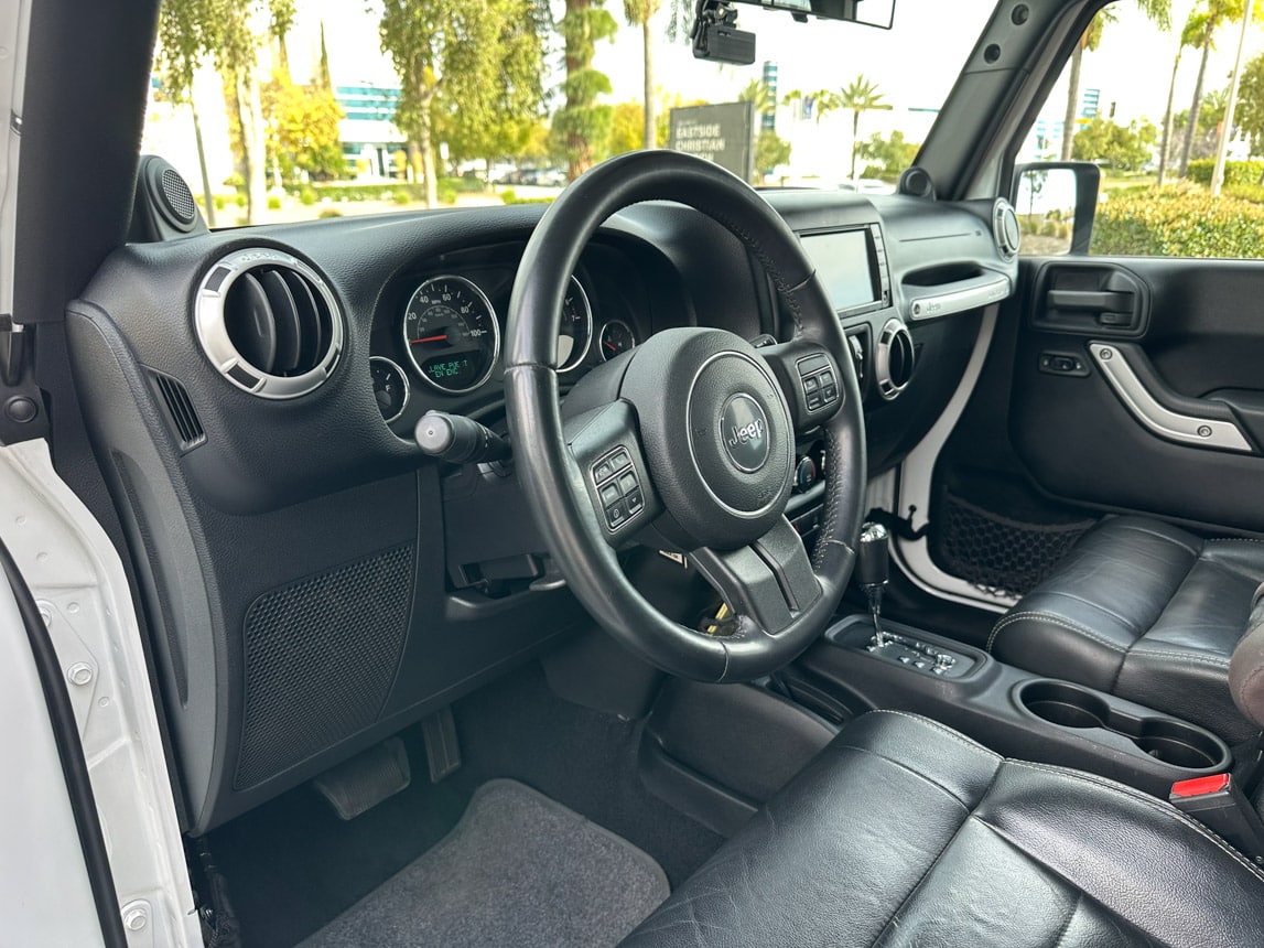 2018 White Jeep Sahara 3289