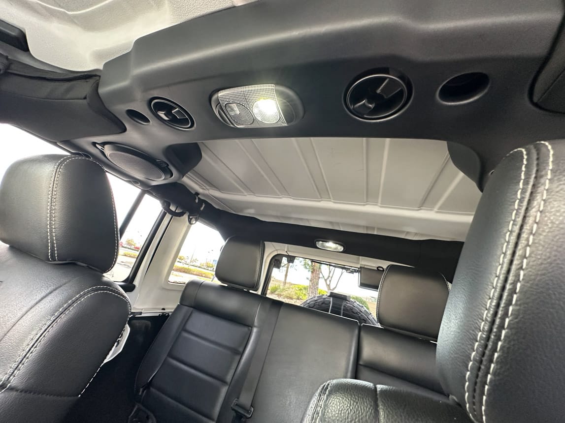 2018 White Jeep Sahara 3292