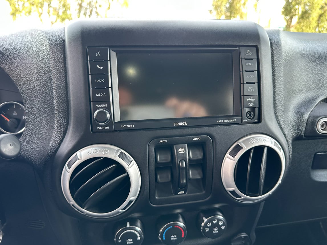 2018 White Jeep Sahara 3304