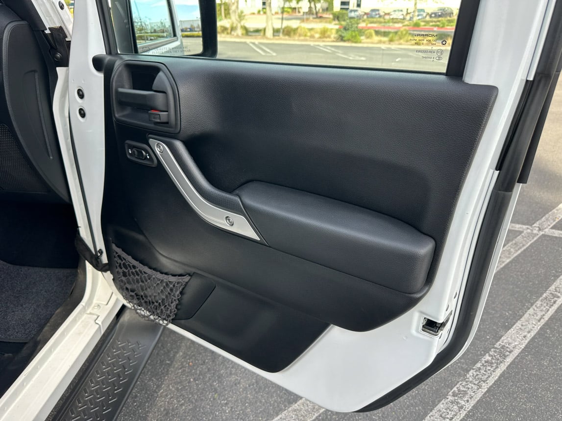 2018 White Jeep Sahara 3307