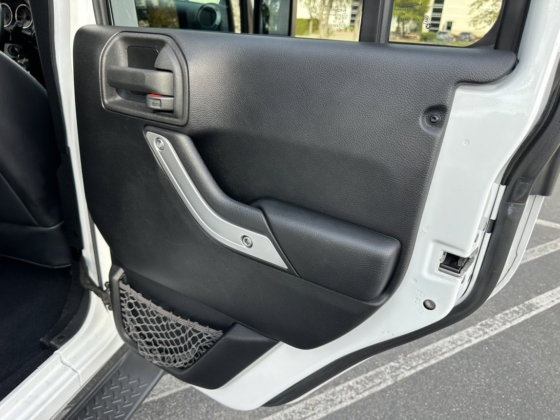 2018 White Jeep Sahara 3310