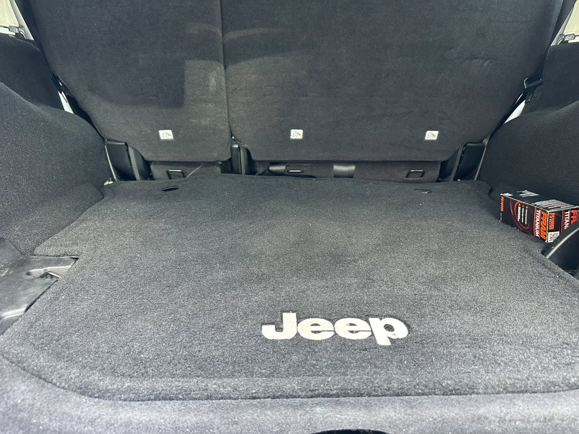 2018 White Jeep Sahara 3318