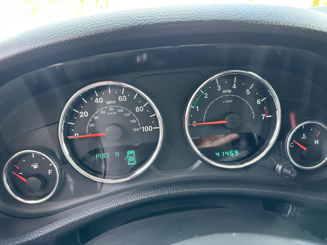 2018 White Jeep Sahara 3320