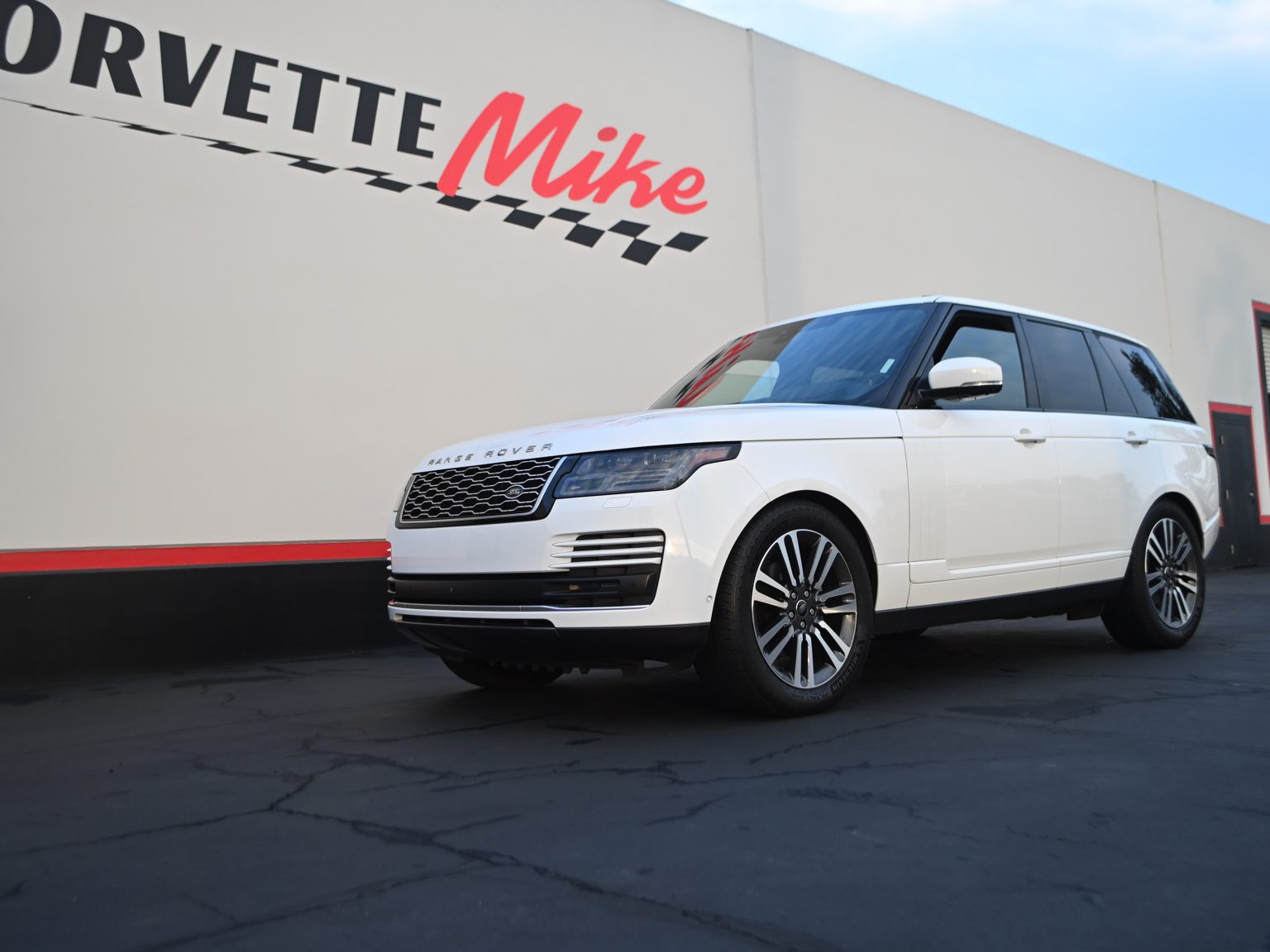 2018 White Land Rover 0401