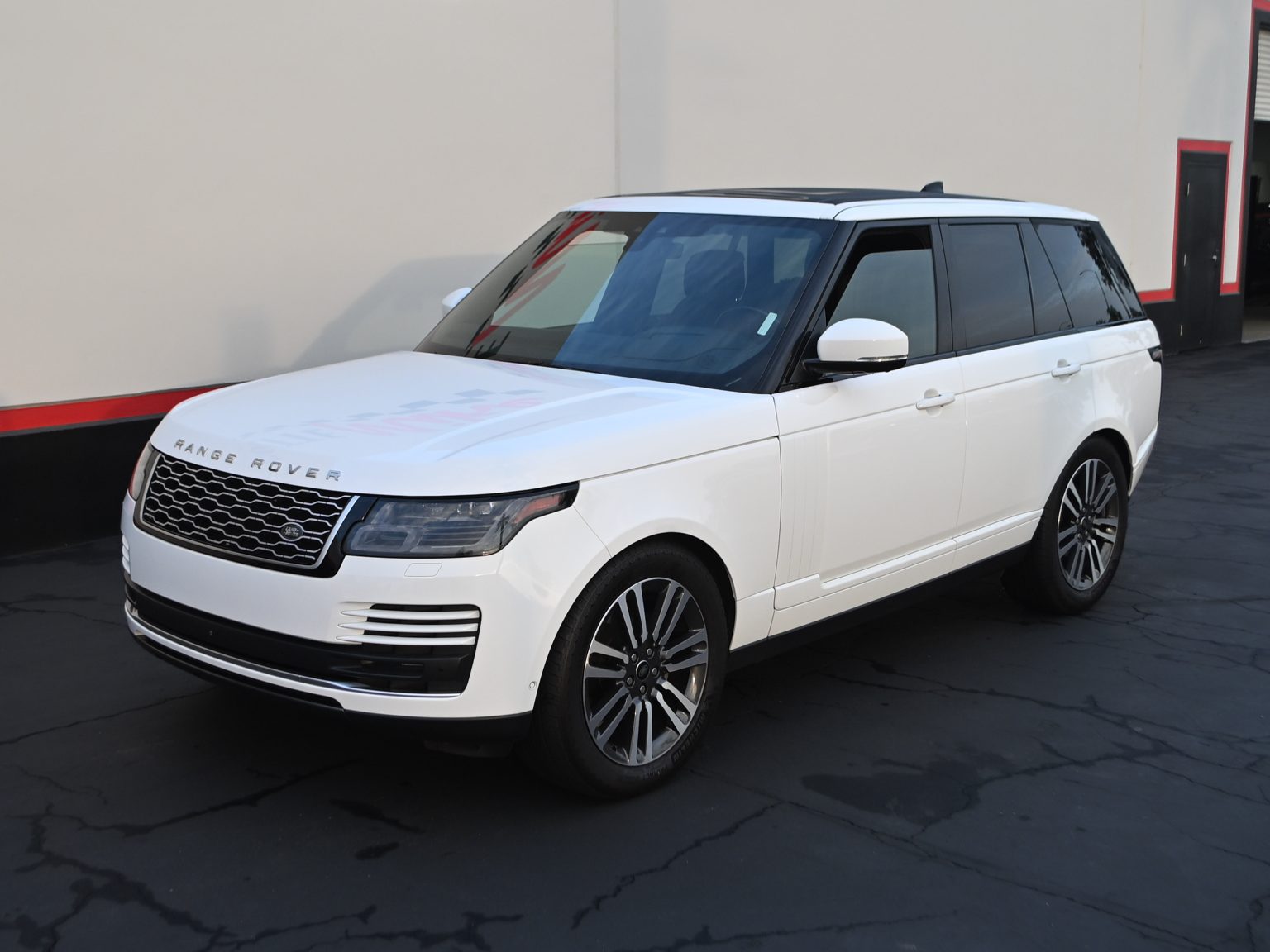 2018 White Land Rover 0404