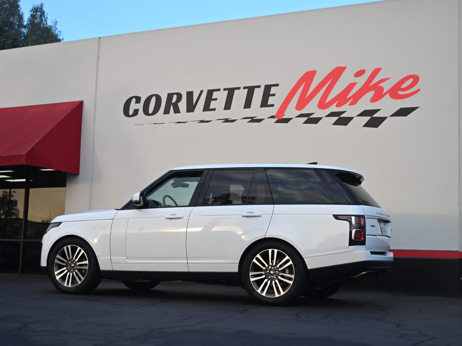 2018 White Land Rover 0411