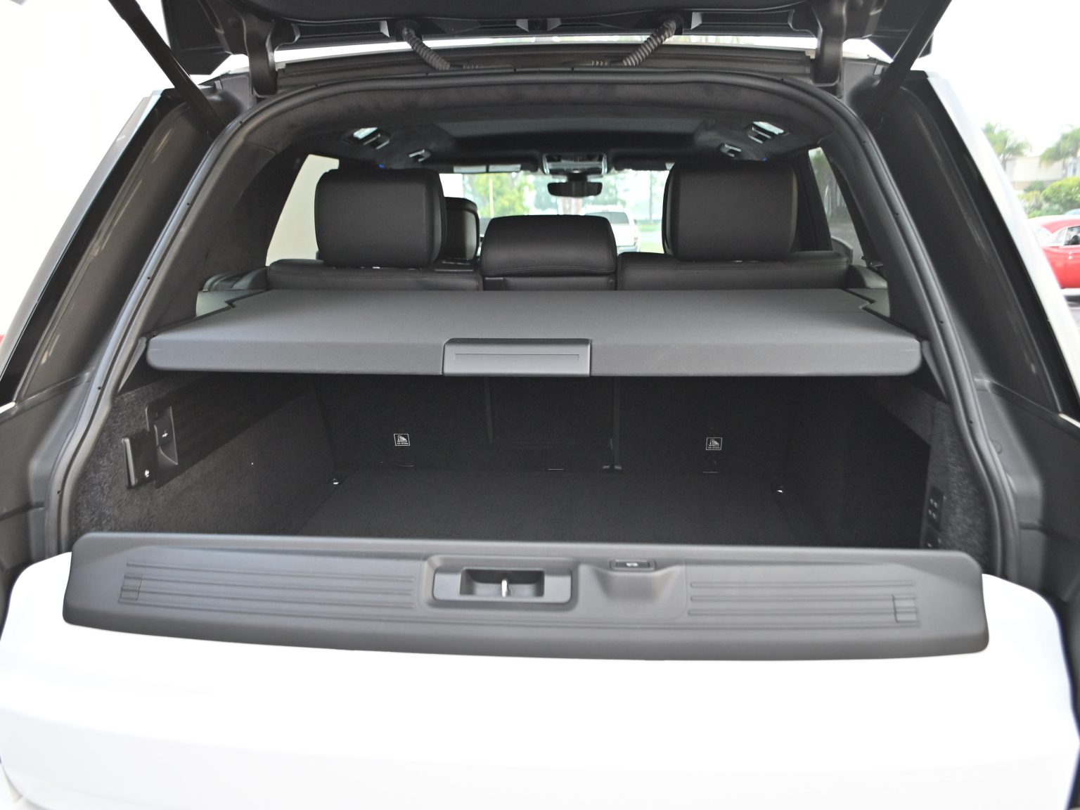 2018 White Land Rover 0457