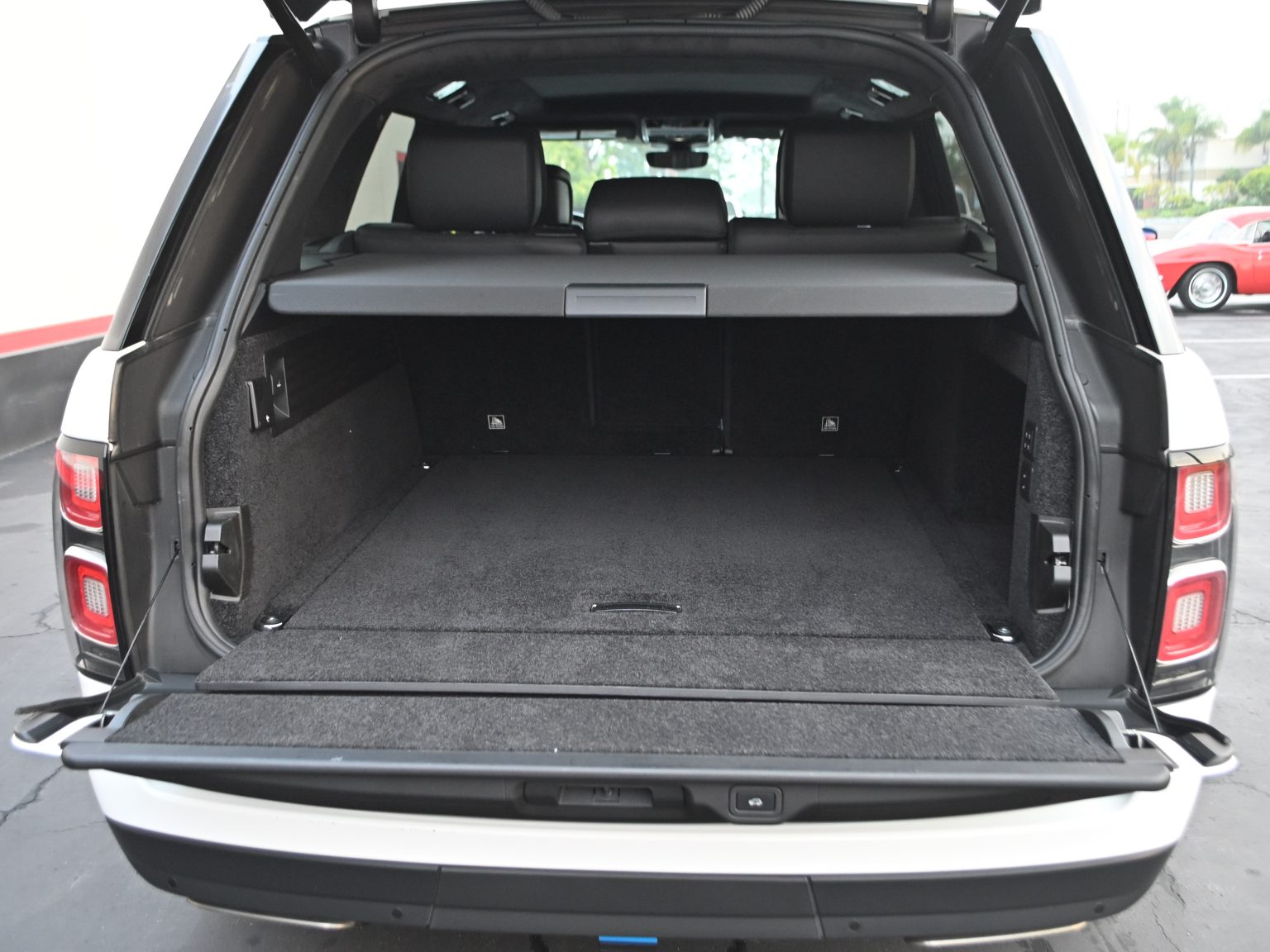 2018 White Land Rover 0458