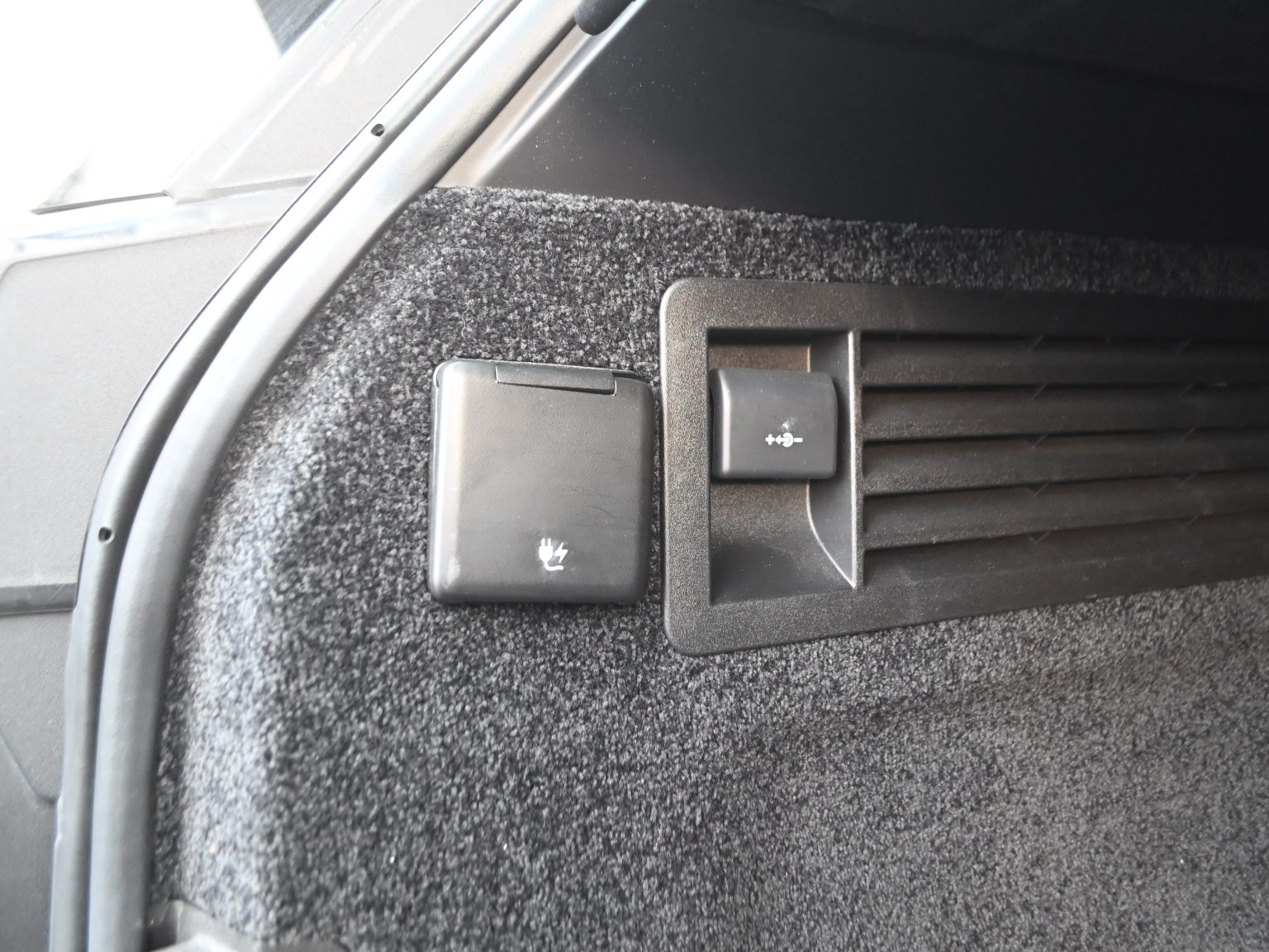 2018 White Land Rover 0461