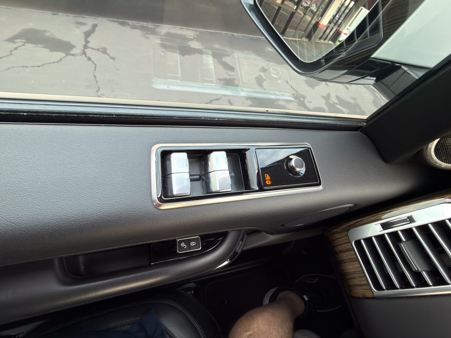 2018 White Land Rover 4827