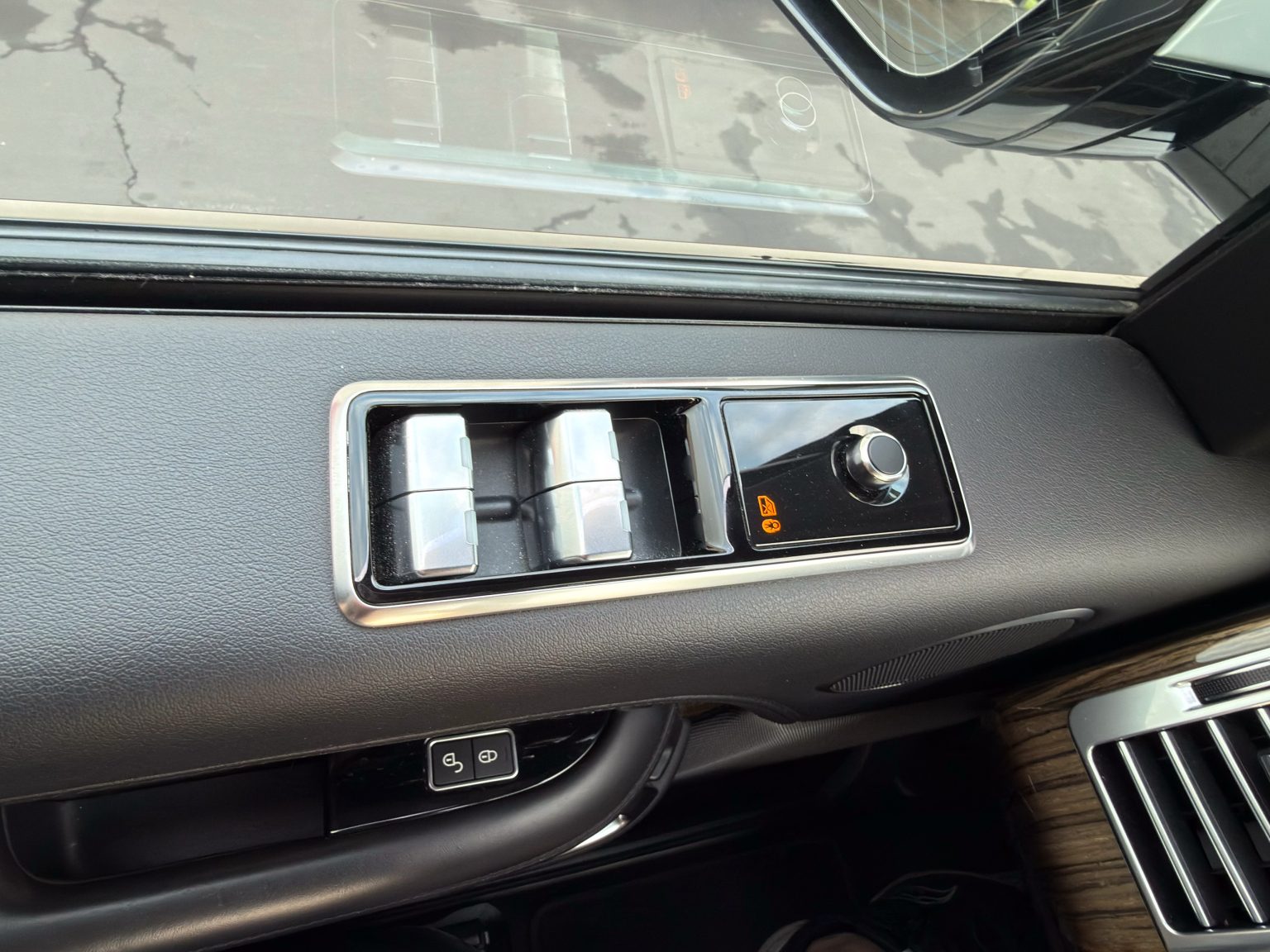 2018 White Land Rover 4827 2