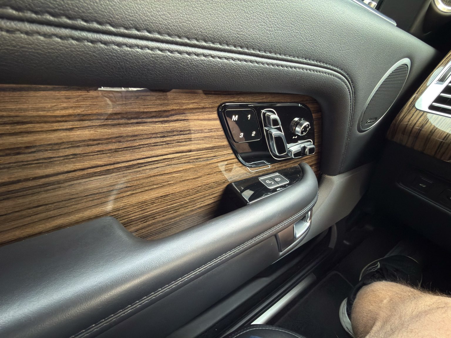 2018 White Land Rover 4828