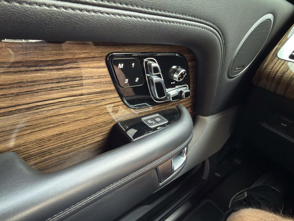 2018 White Land Rover 4828 2