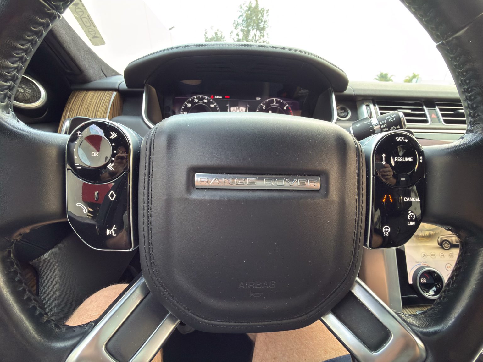 2018 White Land Rover 4830