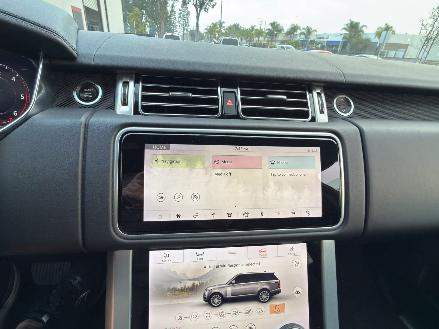 2018 White Land Rover 4831 2