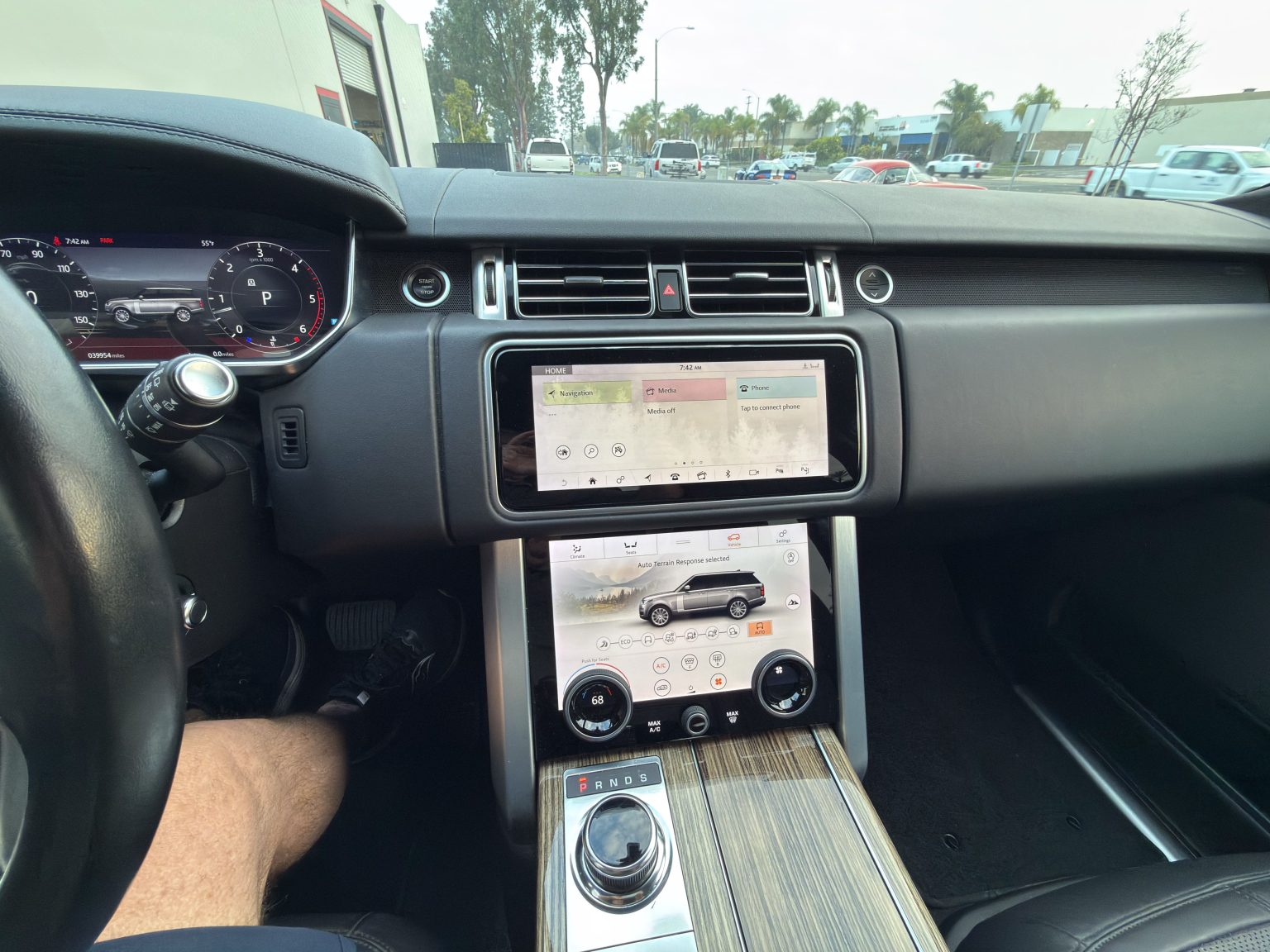 2018 White Land Rover 4832