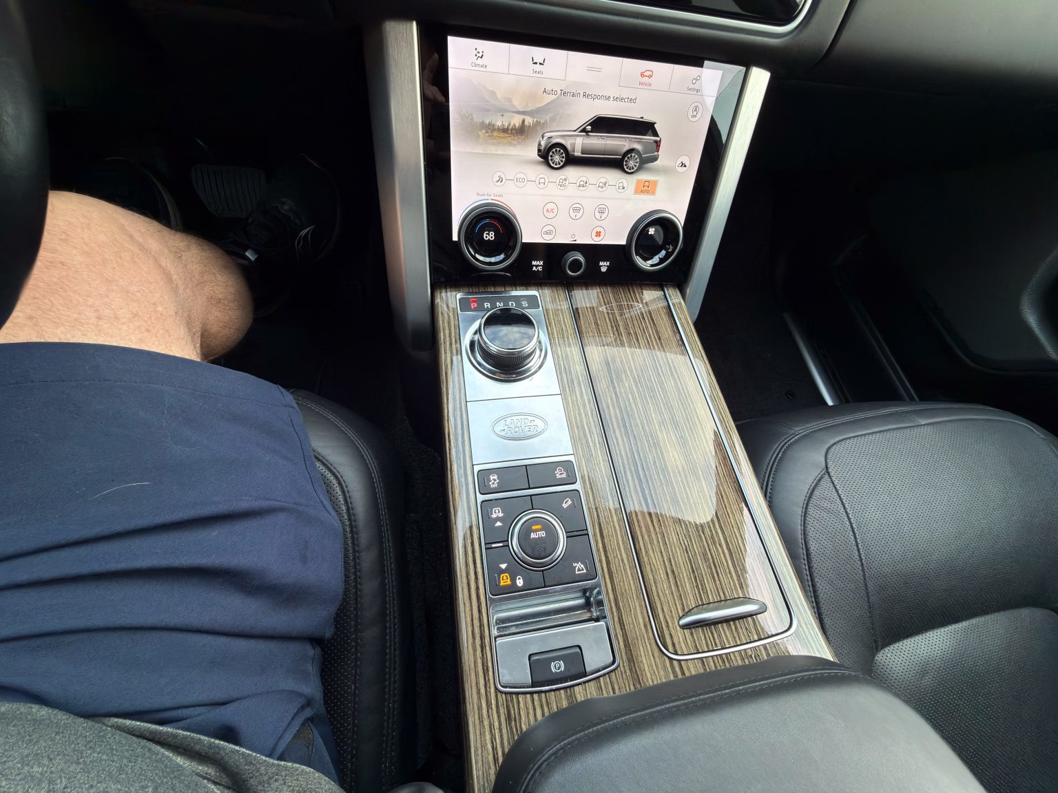 2018 White Land Rover 4833