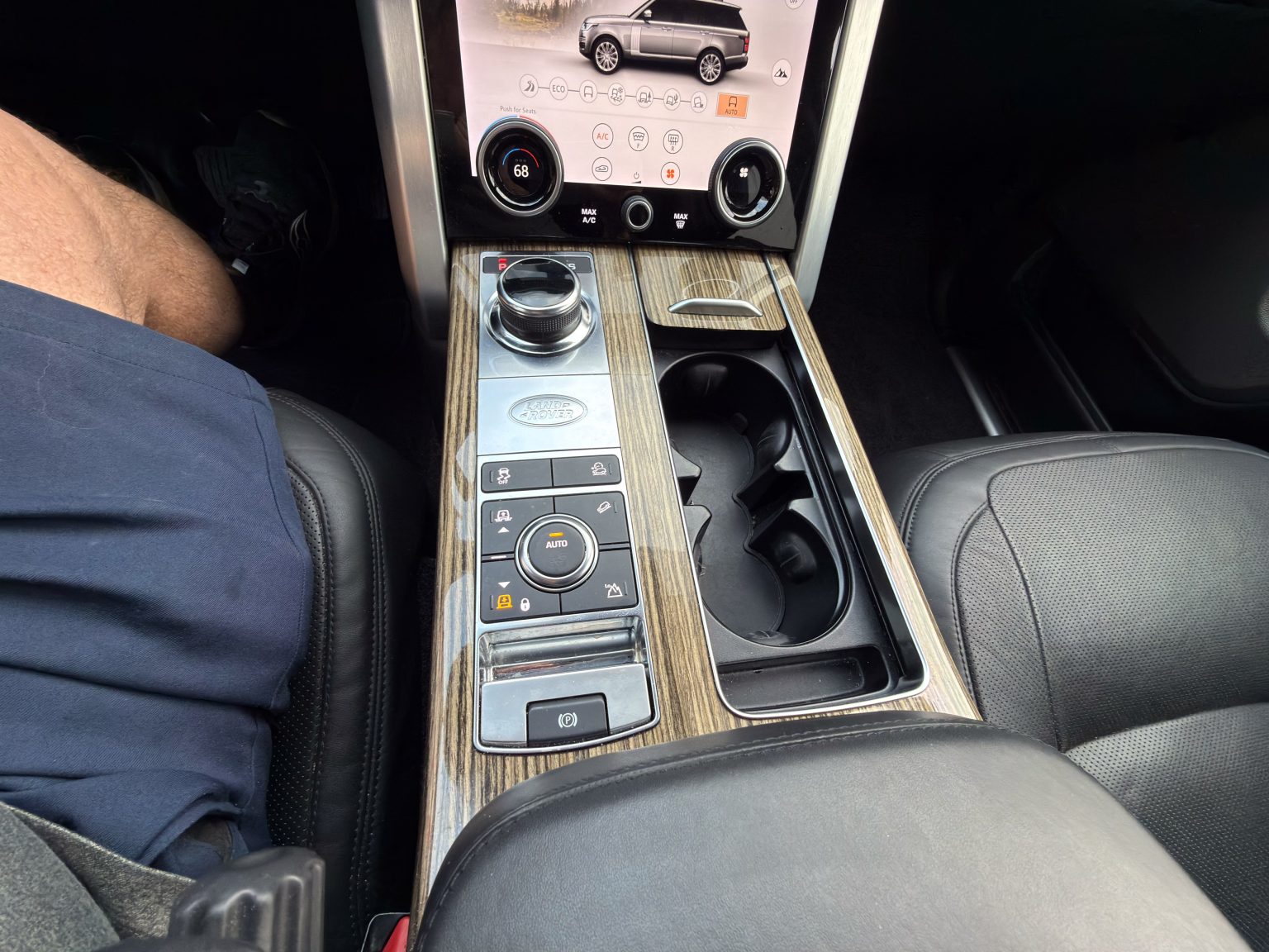 2018 White Land Rover 4834