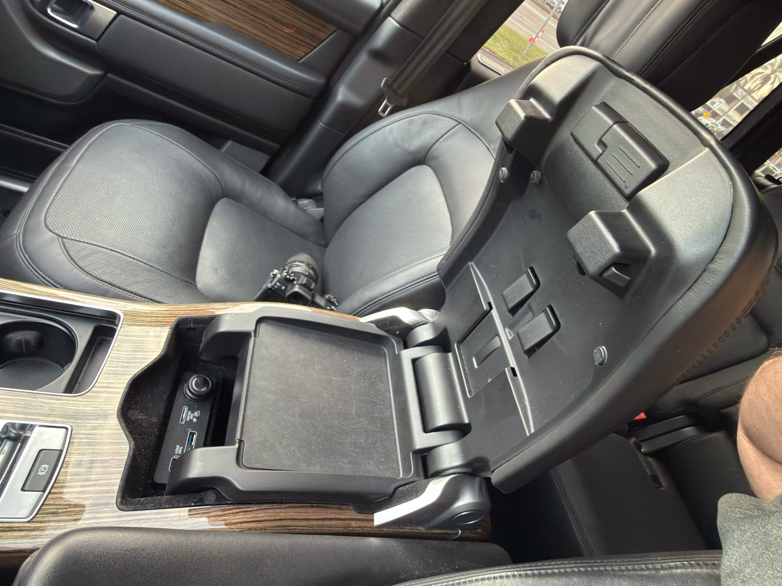 2018 White Land Rover 4835 2