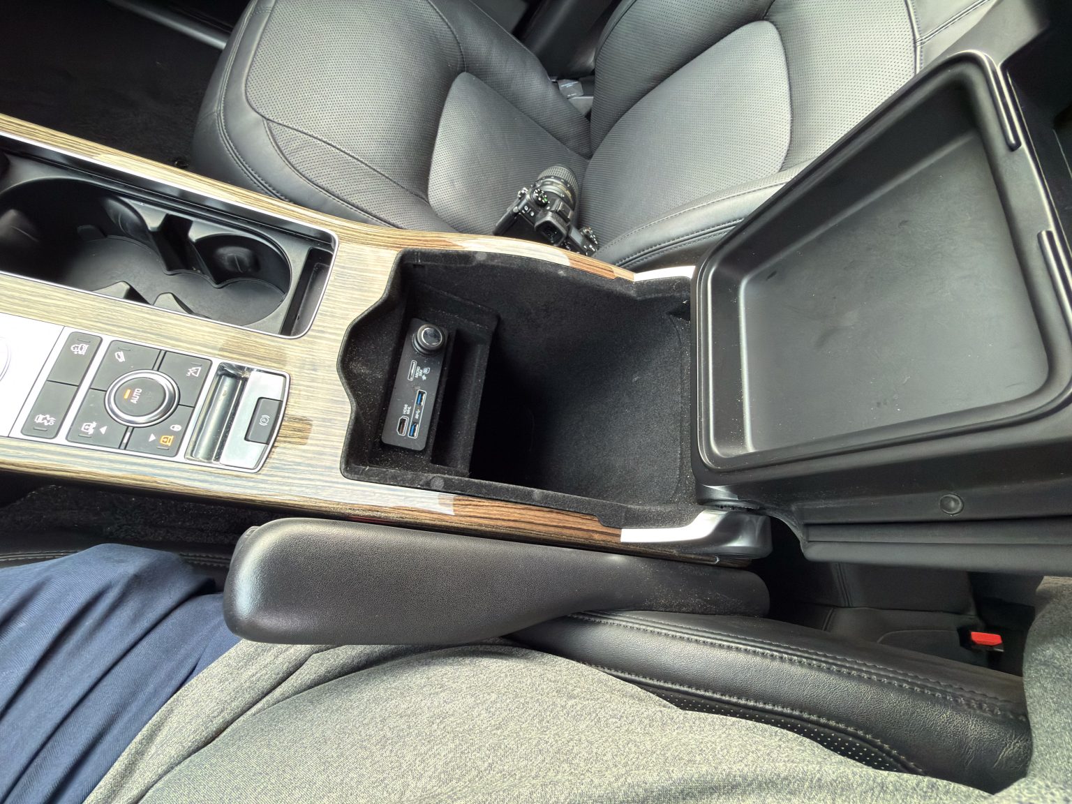 2018 White Land Rover 4836