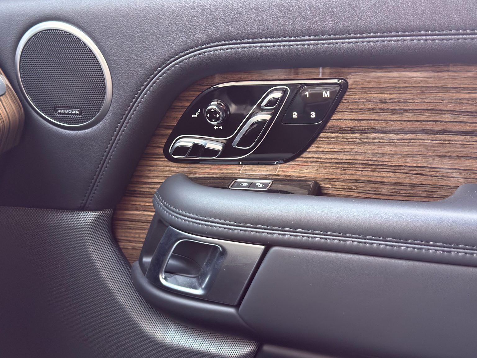 2018 White Land Rover 4837