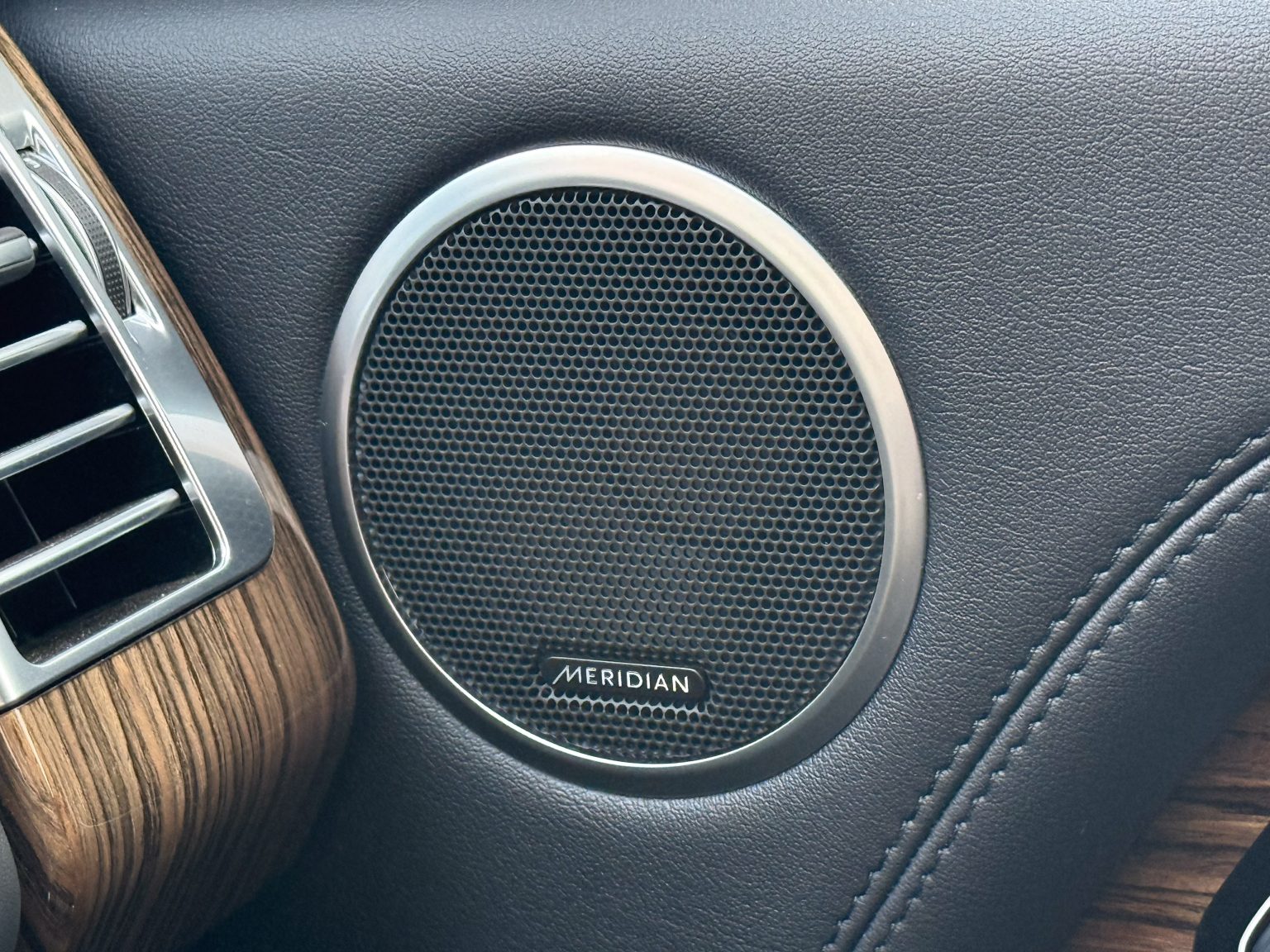 2018 White Land Rover 4838