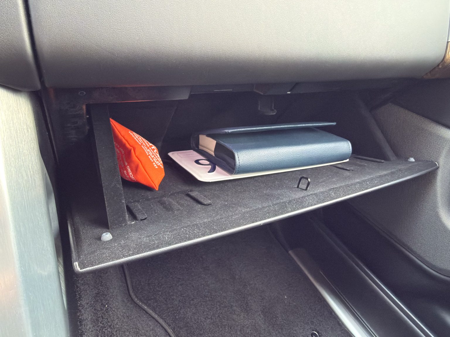 2018 White Land Rover 4840