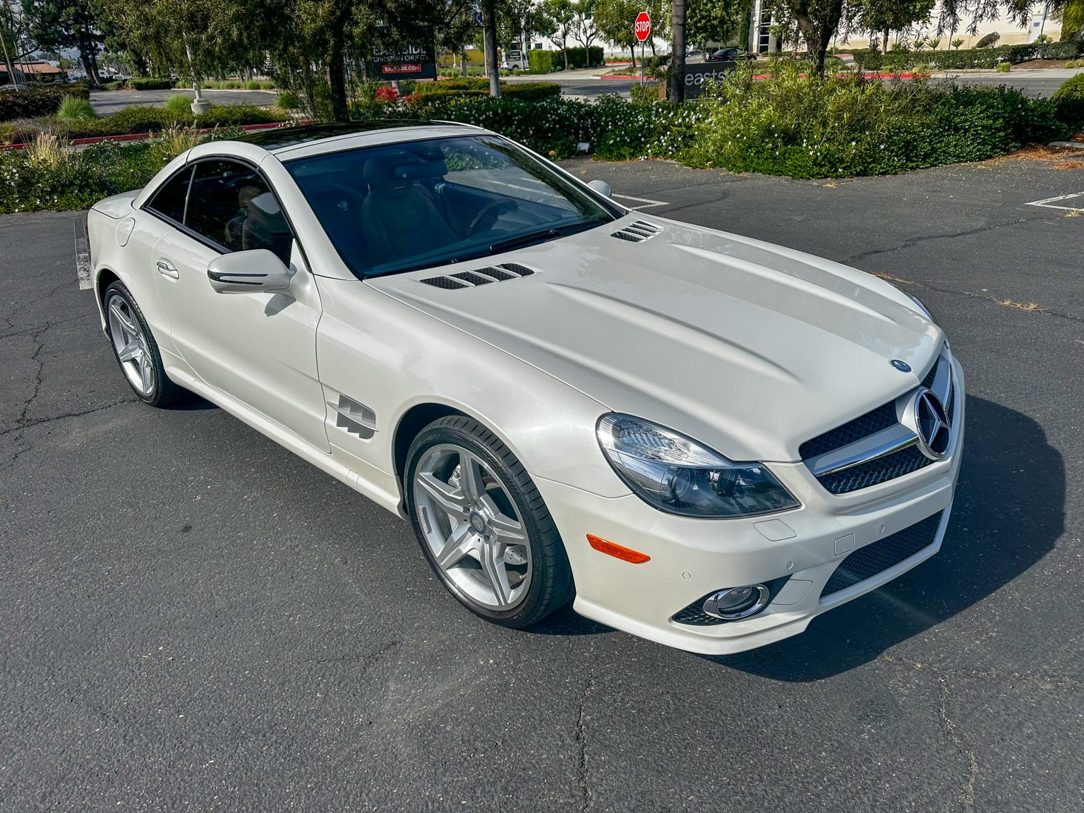 2012 White Mercedes Benz SL550 2079