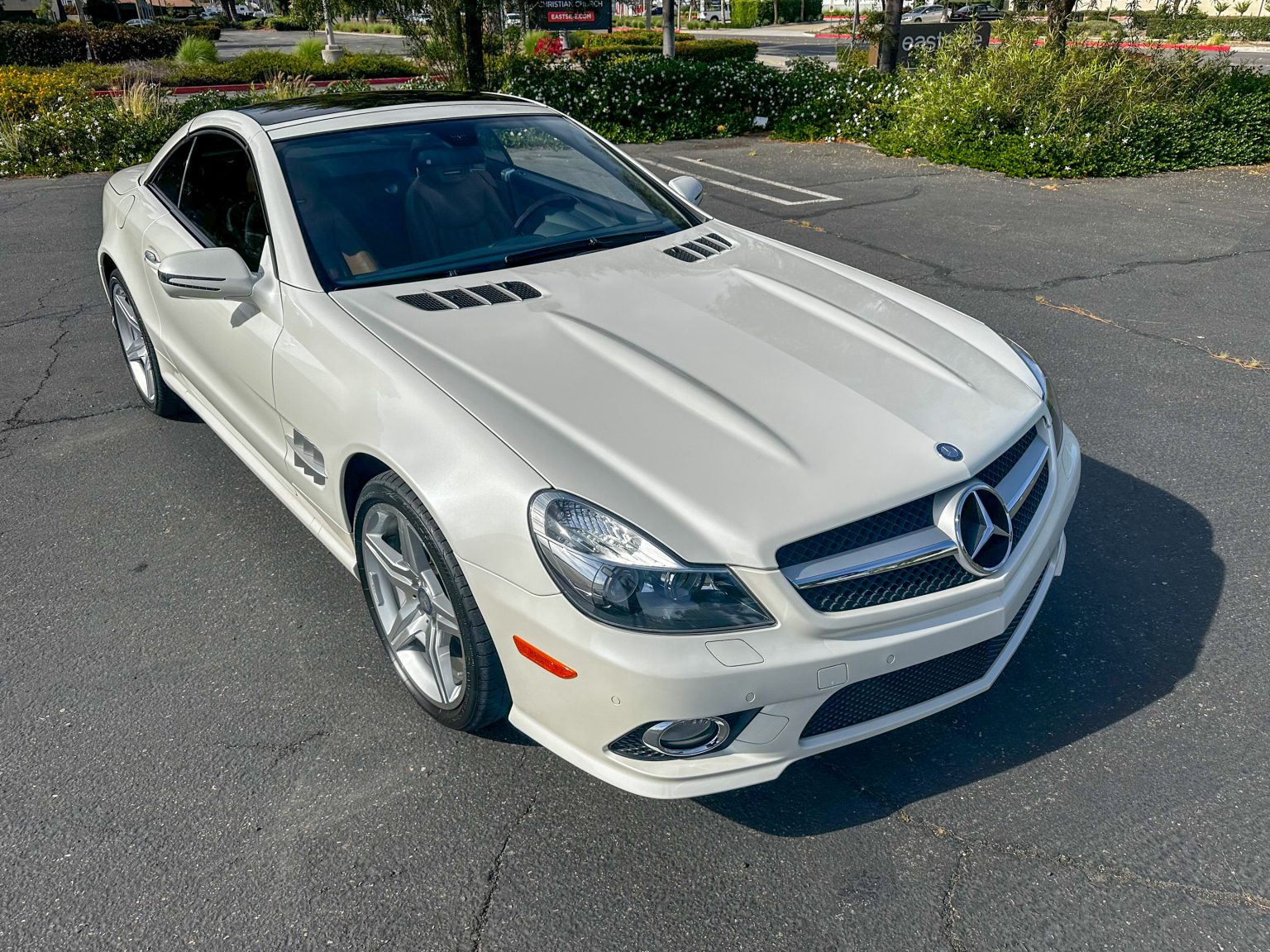 2012 White Mercedes Benz SL550 2082