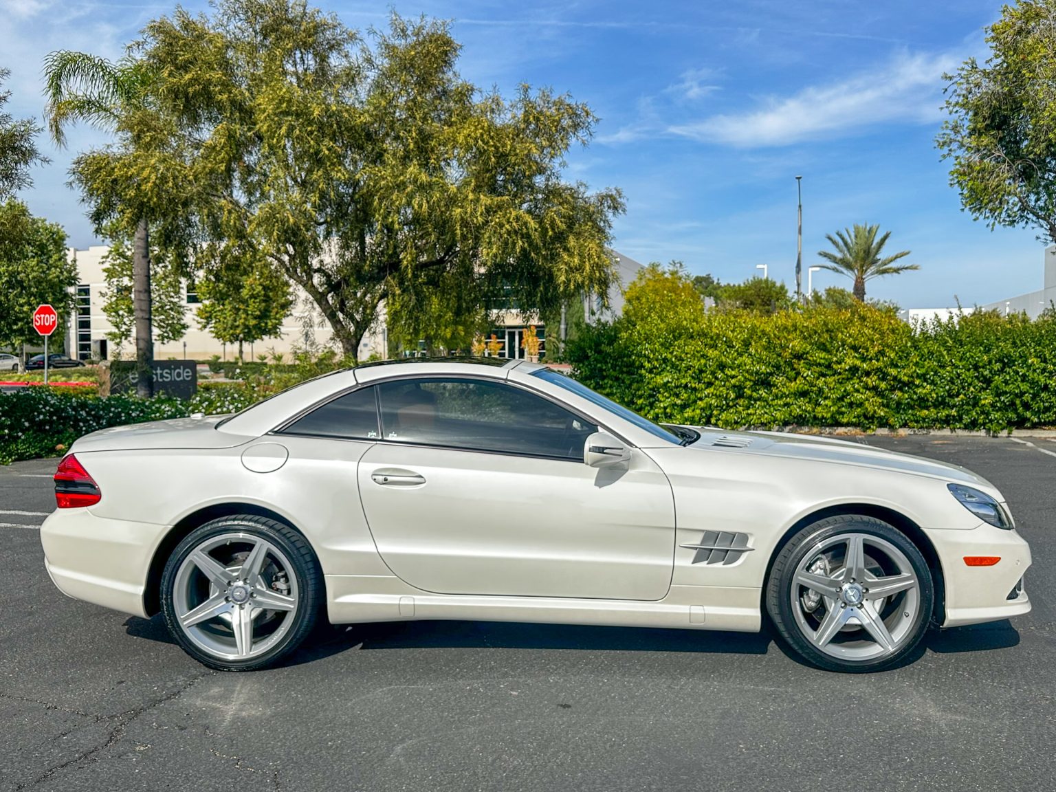 2012 White Mercedes Benz SL550 2083