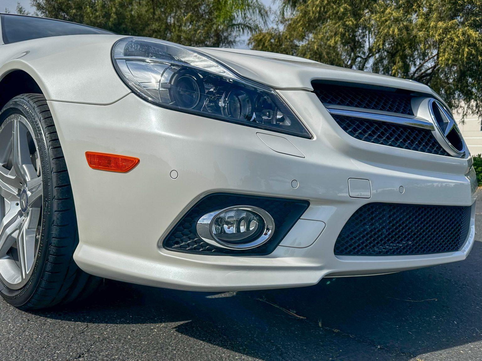 2012 White Mercedes Benz SL550 2085
