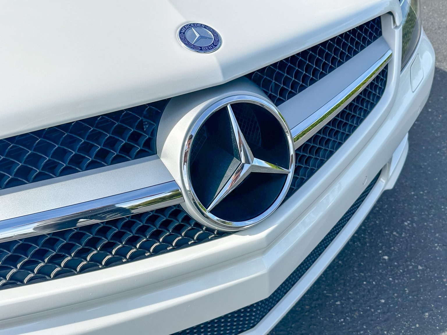 2012 White Mercedes Benz SL550 2086