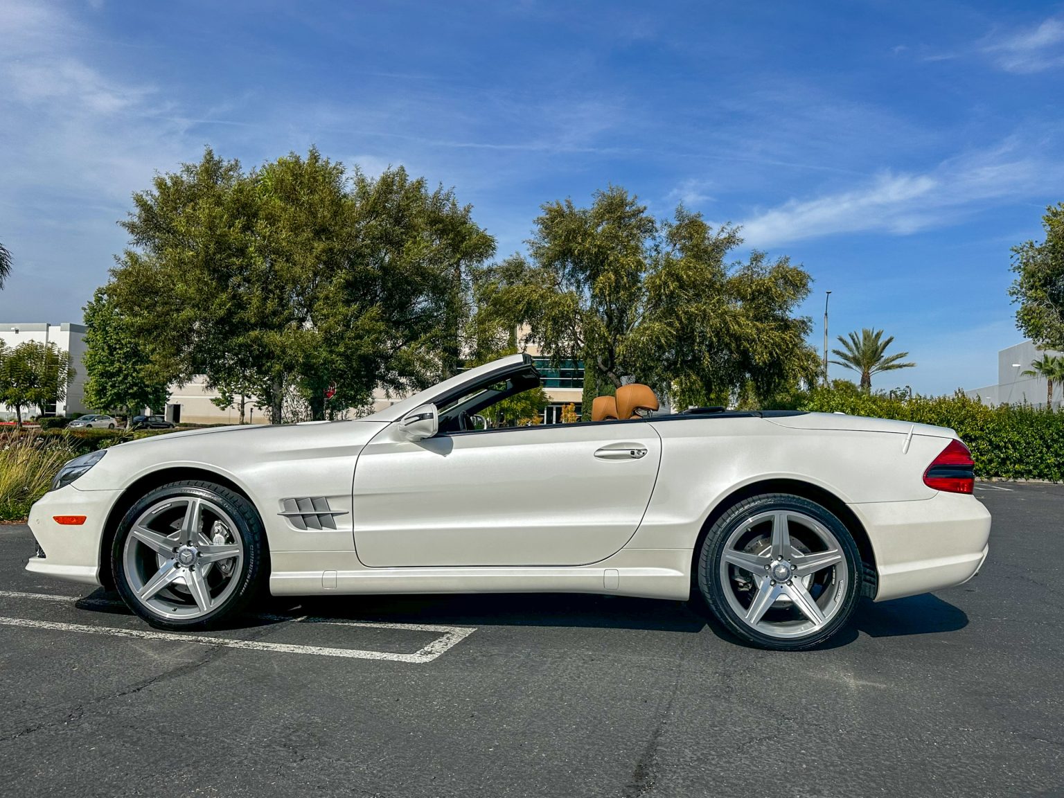 2012 White Mercedes Benz SL550 2101