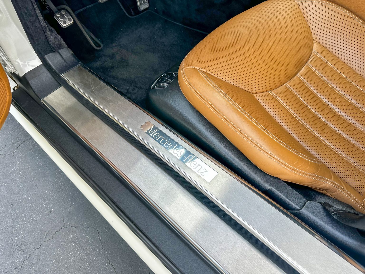 2012 White Mercedes Benz SL550 2112