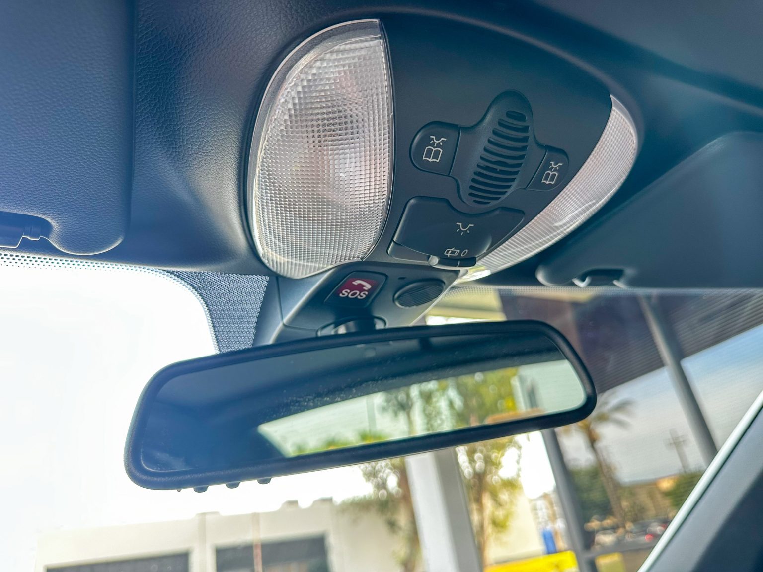 2012 White Mercedes Benz SL550 2120