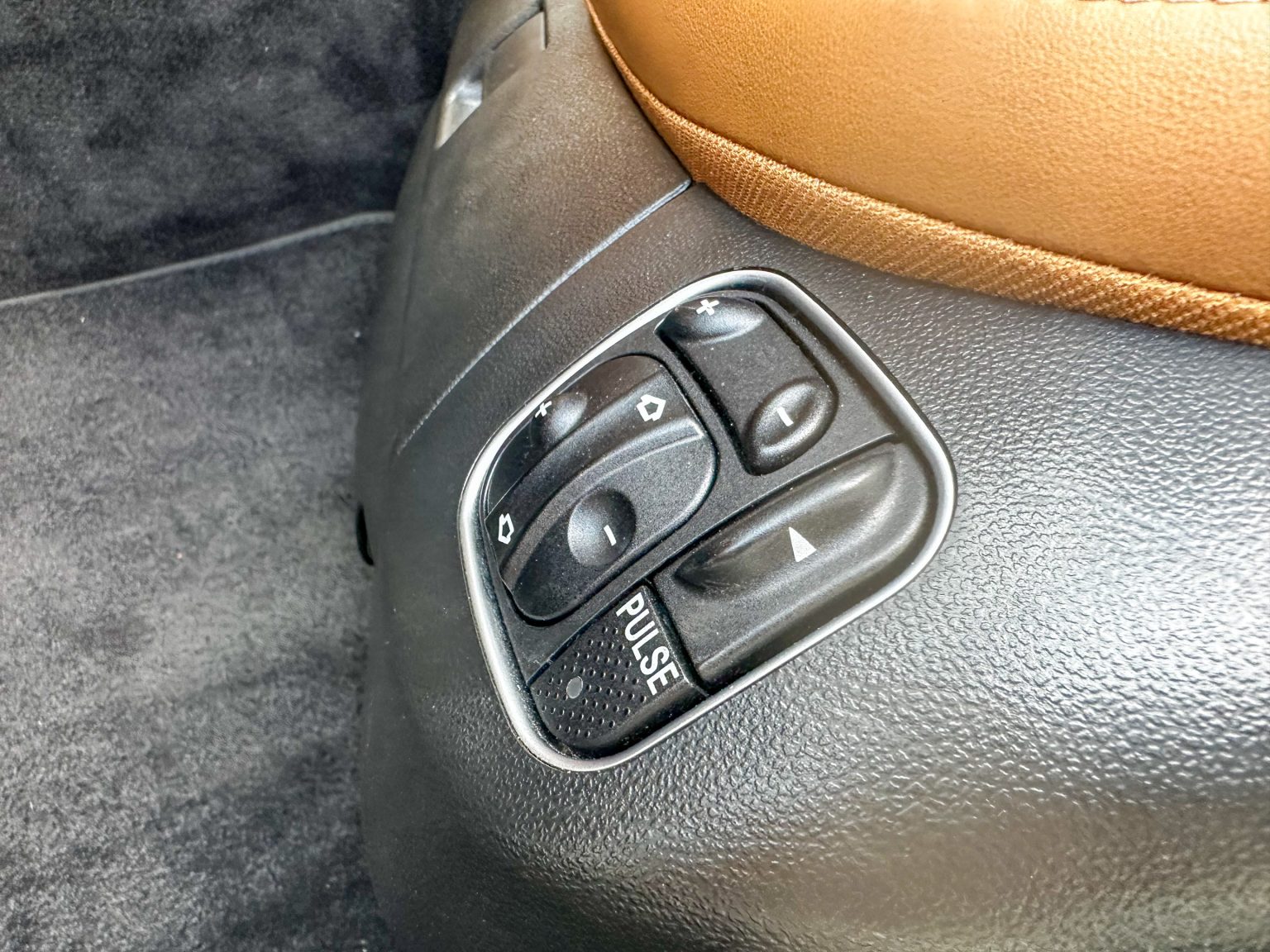 2012 White Mercedes Benz SL550 2123